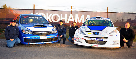Hvem sætter tempoet? Max Christensen og Dorte Ravn i den blå Subaru eller Christian Jensen og Søren Tøndborg i den blå/hvide Peugeot. Tilskuere til Rally Midtsjælland kan forvente en hård dyst lørdagen igennem.